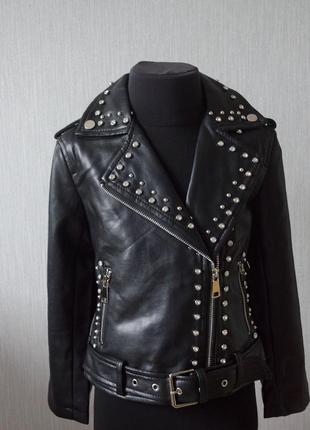 Очень стильная и красивая черная косуха снизу с ремешком на молнии