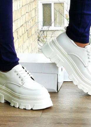 Женские белые туфли кроссовки на танкетке слипоны4 фото