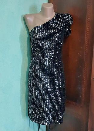 Нарядное бархатное платье в паетках