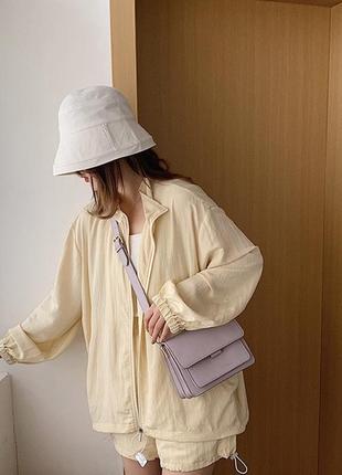 Женская классическая сумка на ремешке кросс-боди через плечо на три отдела лиловая фиолетовая7 фото