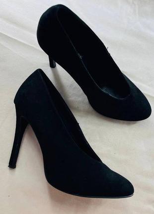 Шикарні чорні замшеві туфлі