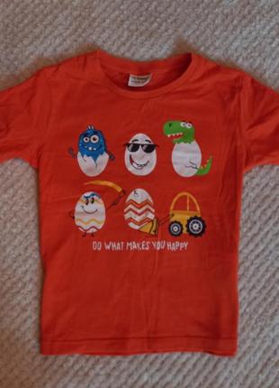 Яскрава футболка