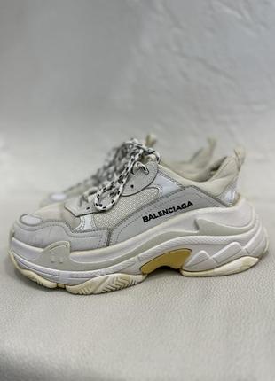 Женские кроссовки balenciaga triple s white beige