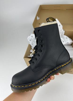 Ботинки dr. martens 1460 serena black burnished wyoming 21797001 черные, оригинальные брючины др. мартенс женские на утепленные2 фото