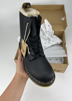 Ботинки dr. martens 1460 serena black burnished wyoming 21797001 черные, оригинальные брючины др. мартенс женские на утепленные3 фото