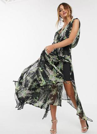 Платье в цветочный принт с асимметричной юбкой