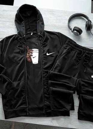 Спортивні костюми бренду nike