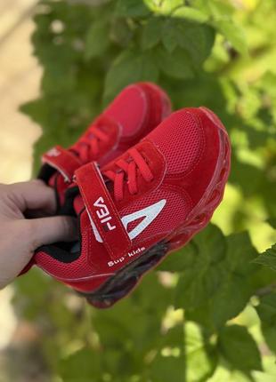 Яркие детские кроссовки