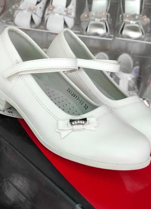 Белые туфли красивые для девочки на каблуке4 фото