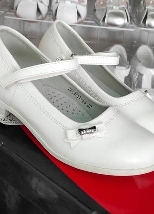 Белые туфли красивые для девочки на каблуке5 фото