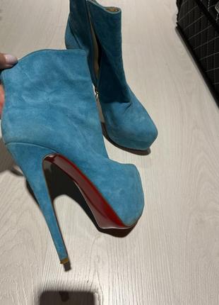 Ботльоны замшевые в стиле louboutin