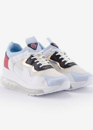 Стильные белые кроссовки на платформе