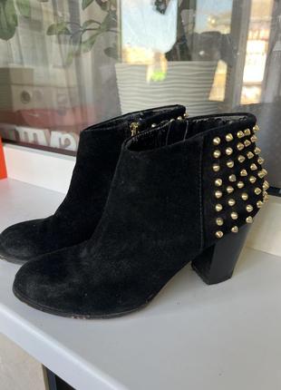 Ботильйони з шипами zara