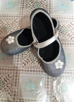 Серебристые нарядные туфли для девочки.2 фото