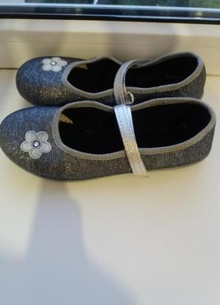 Серебристые нарядные туфли для девочки.3 фото