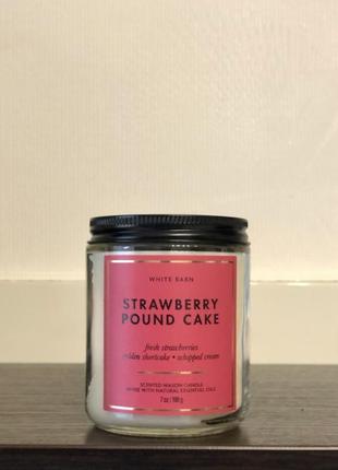 Свічка від bath and body works strawberry pound cake