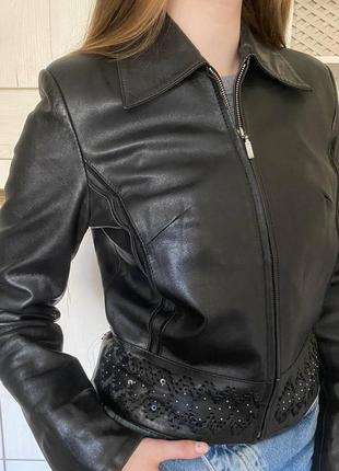 Чорна куртка з натуральної шкіри з вишивкою1 фото