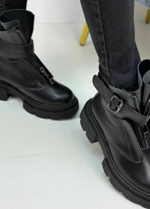 Стильные женские ботинки на платформе натуральная кожа застежка молния цвет черный декор пряжка размер 365 фото