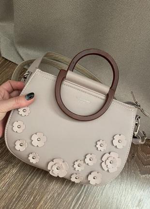 Пудрова сумочка із дерев’яними ручками і довгим ремінцем