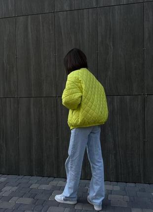 Стильна жіноча стьобана куртка лимонного кольору з кишенями, об'ємна оверсайз куртка5 фото