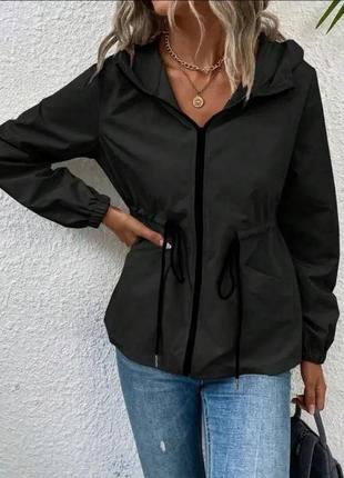 Женская удлиненная куртка тонкая на подкладке с капюшоном и карманами черный1 фото