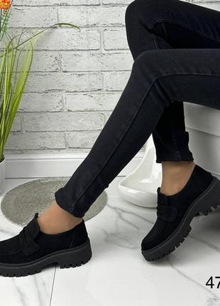 Стильні натуральні замшеві лофери чорного кольору, комфортні жіночі туфлі