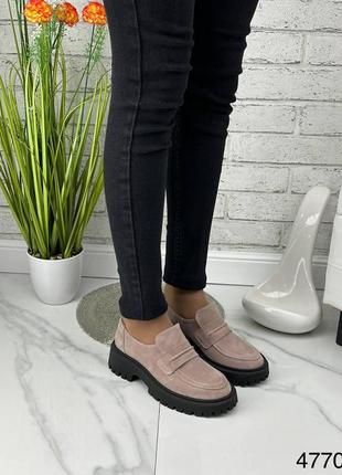 Стильні натуральні замшеві лофери пудрового кольору, комфортні жіночі туфлі6 фото