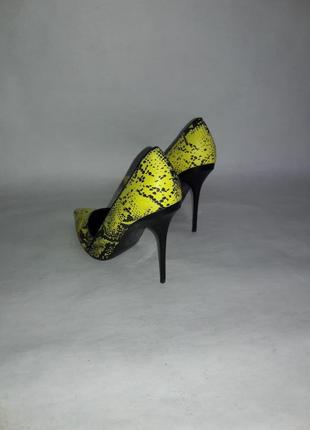 Экстравагантные туфли с змеиным принтом6 фото