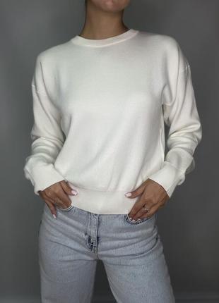 Женский пуловер белый