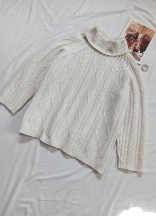 Белый объемный удлиненный свитер с косами/с высокой горловиной/под горло