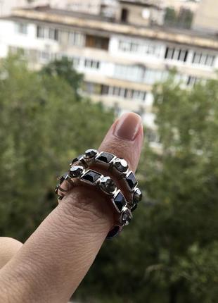 Серьги в форме колец с черными камнями3 фото