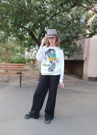 Трендовый костюм с брюками палаццо.