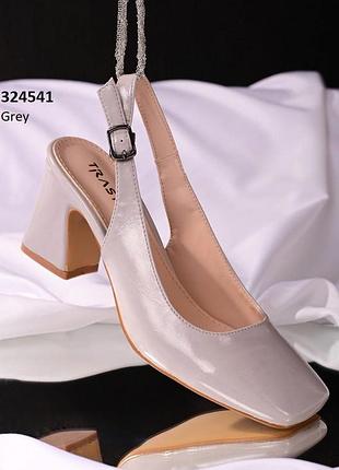 Лаковые туфли босоножки с открытой пяткой.