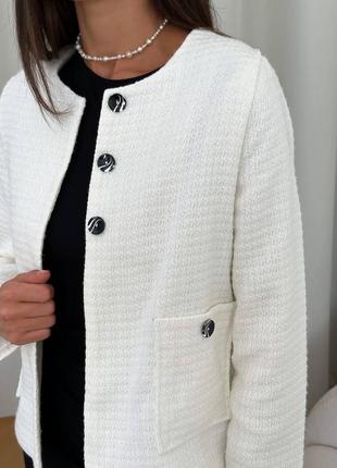 Пиджак женский на пуговицах с карманами качественный стильный базовый белый черный6 фото