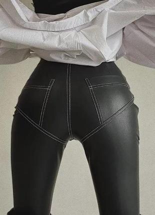 Черные кожаные брюки лосины с белой строчкой