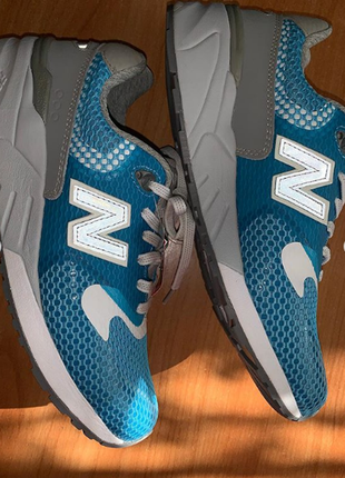 Кросівки new balance блакитного кольору з сірим декором в наявності