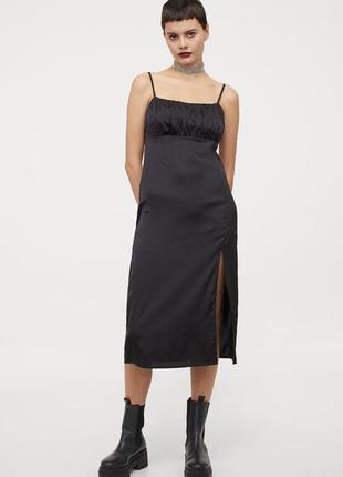 Чорна сатинова сукня сарафан з розрізом
