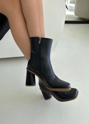 Ботильйони на бежевій підошві