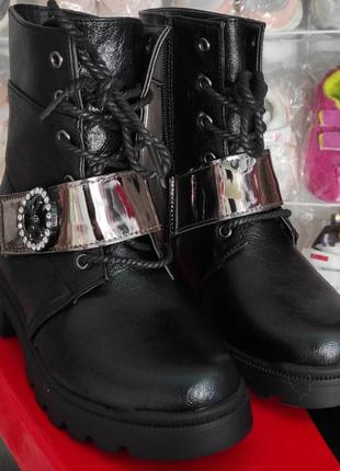 Чорні стильні зимові черевики на підборах для дівчинки