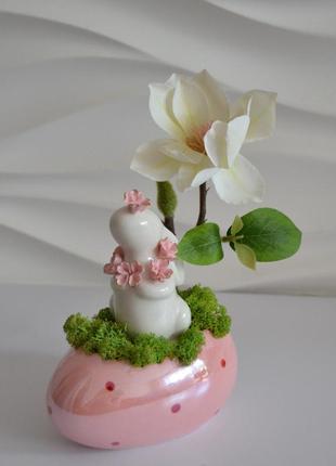 Интерьерная композиция. настольный декор, декорированный стабилизированным мхом, искусственными цветами.