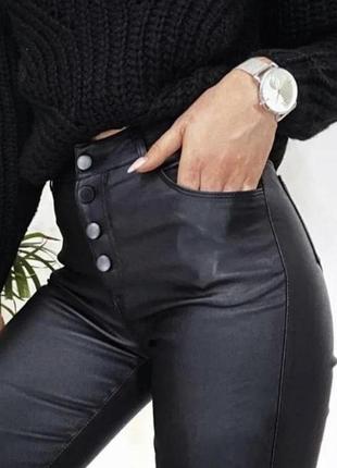 Черные кожаные джинсы с напылением экокожи1 фото