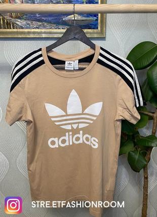 Снижка на женскую футболку adidas