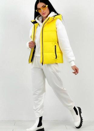 Женская стильная жилетка с капюшоном осенняя демисезонная осень весна синяя желтая мягко белая черная7 фото