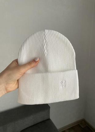 Шапка осень белая тонкая с отворотом логотип ny