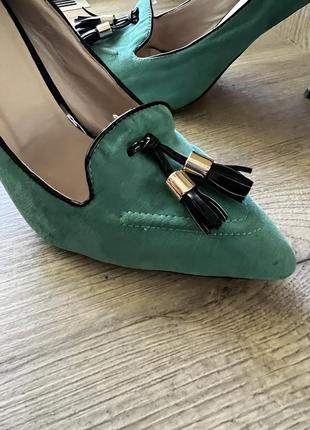 Стильные зеленые туфли с косточками7 фото