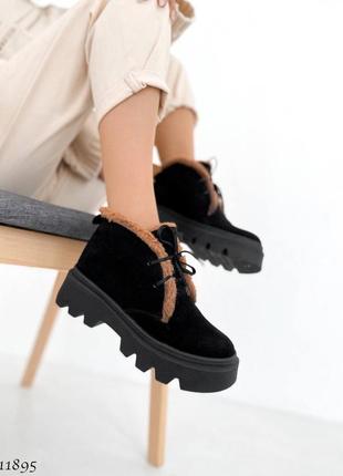 Черные натуральные замшевые зимние короткие низкие ботинки на шнурках шнуровке толстой подошве с мехом замша зима