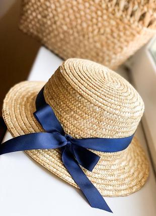 Солом'яний капелюх канотьє з темно-синьою стрічкою