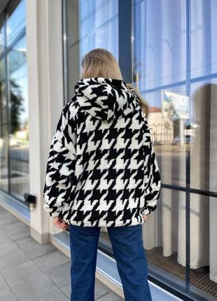 Жіноча хутряна курточка куртка з об'ємним хутром у чорно-білу гусячу лапку на підкладці6 фото