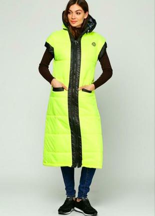 Яскрава жилетка з капюшоном.