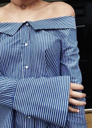 Фірмова сорочка з відкритими плечима.